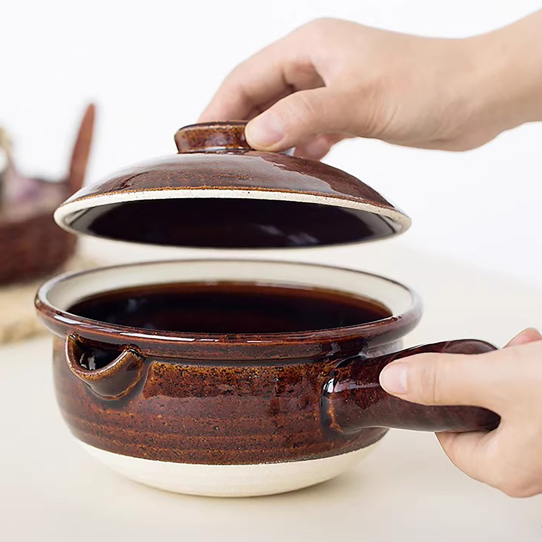 Cocotte Iga-yaki avec poignée latérale et bec verseur