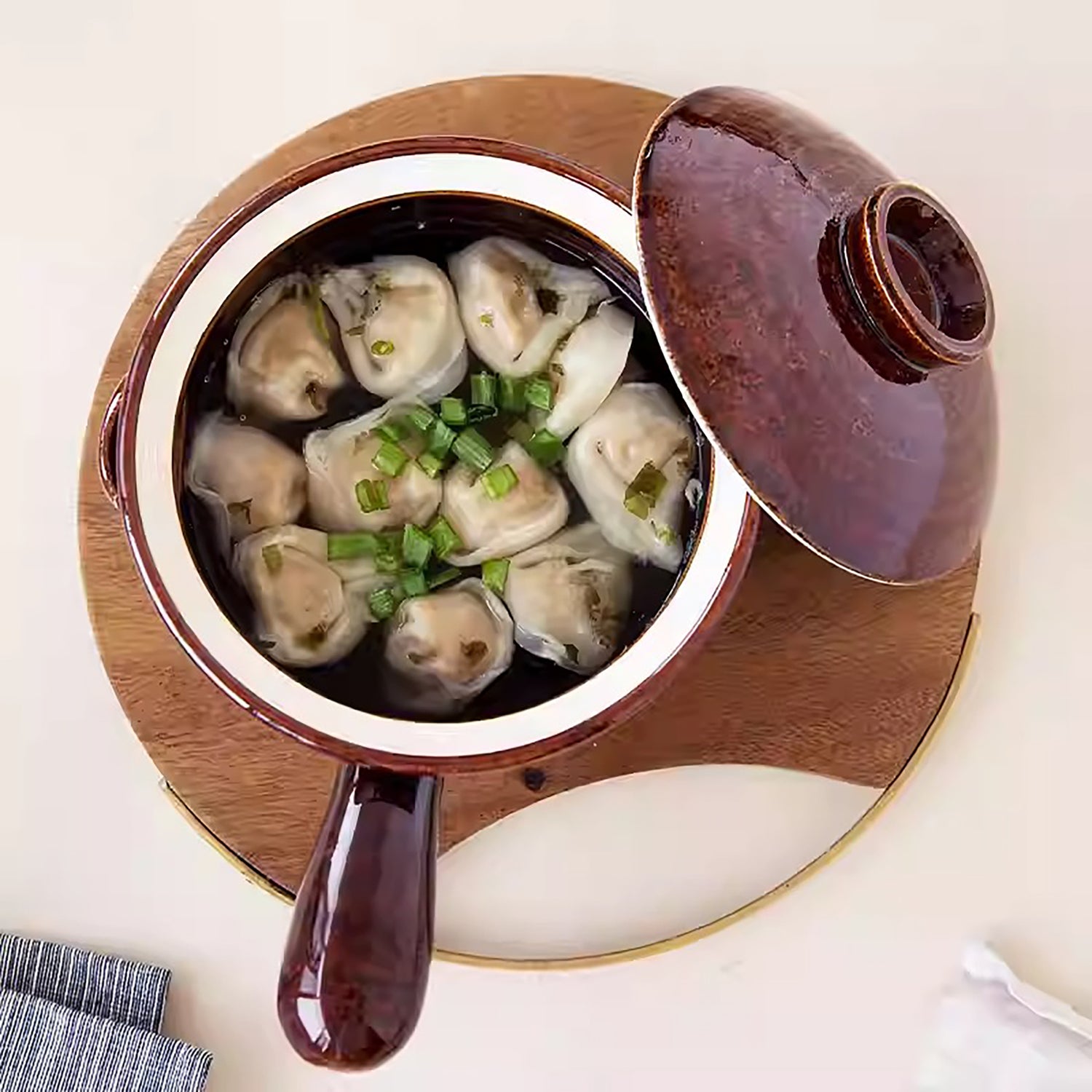 Cocotte Iga-yaki avec poignée latérale et bec verseur