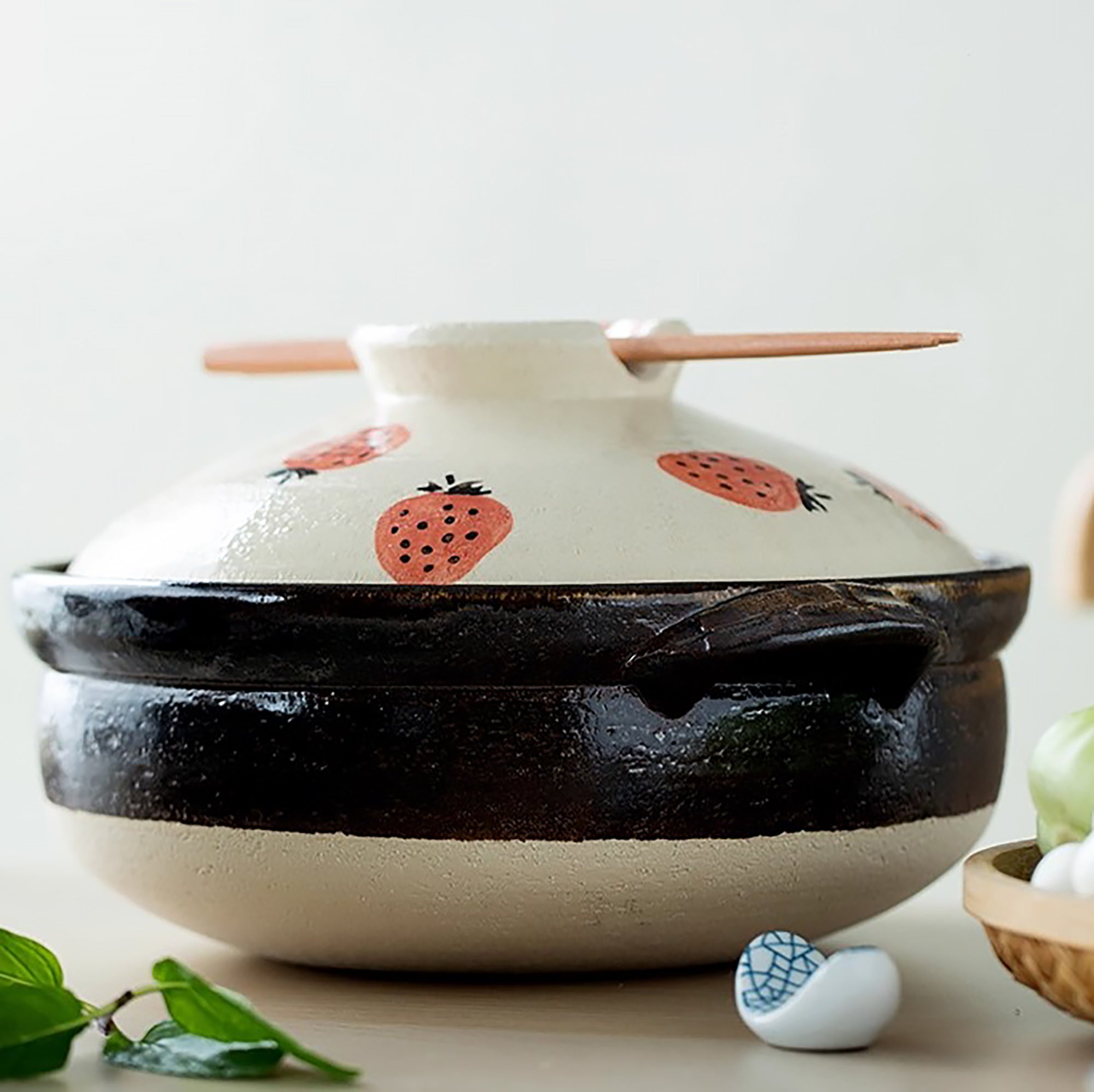 Donabe Banko-yaki peint à la main avec motif fraise