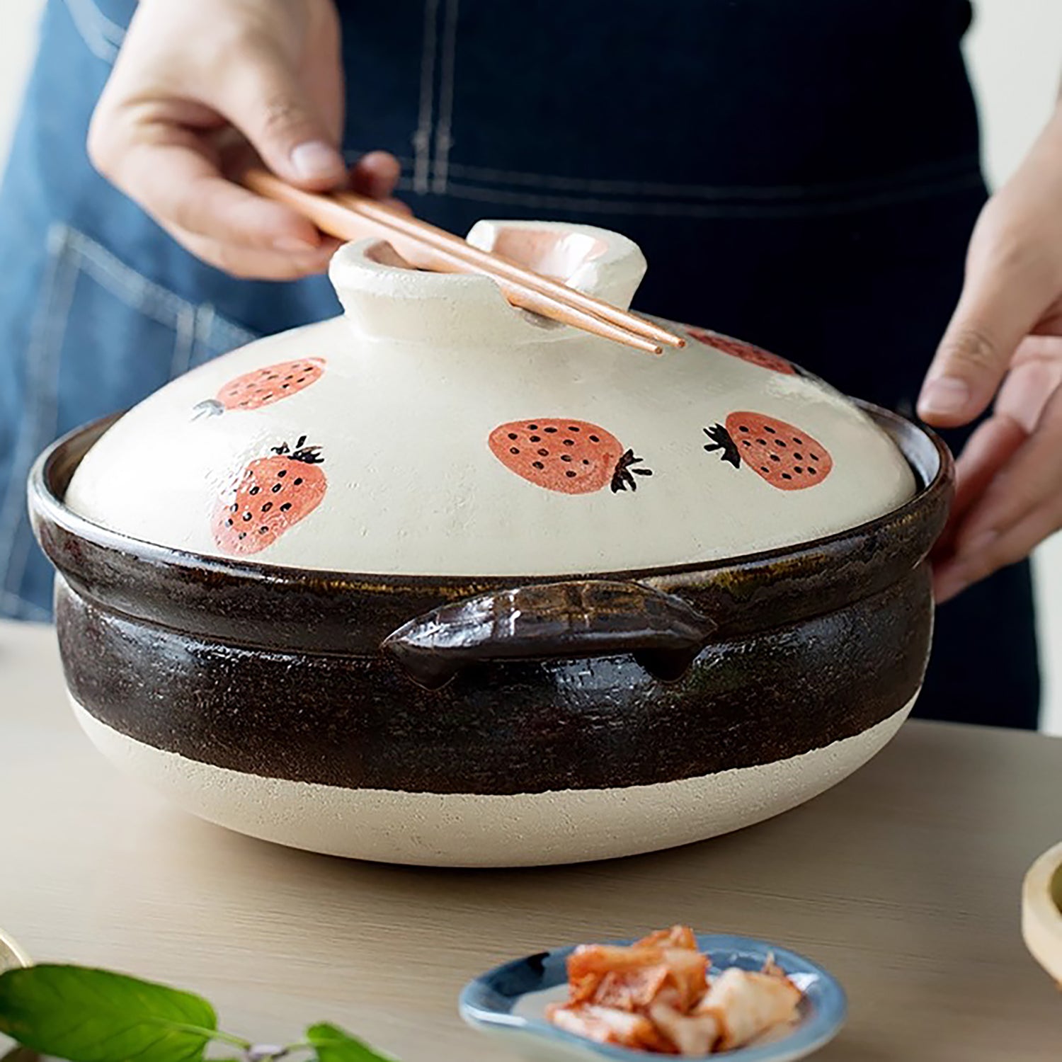 Donabe Banko-yaki peint à la main avec motif fraise