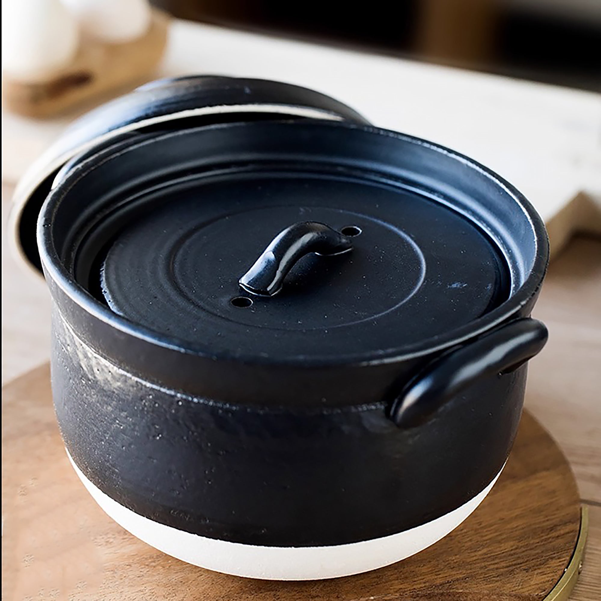 Donabe minimaliste à double couvercle Banko‑yaki