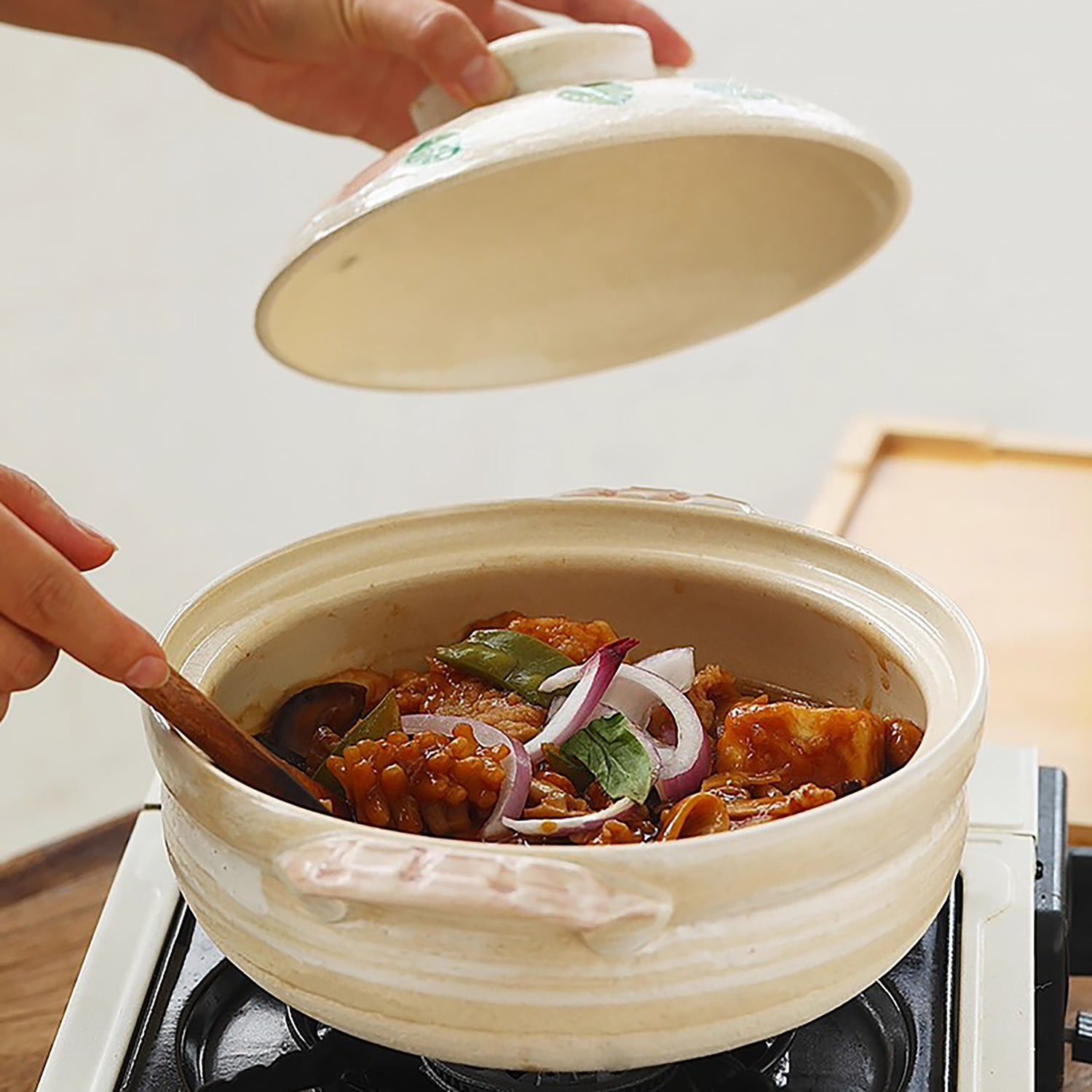 Donabe Banko-yaki à motif camélia fait main