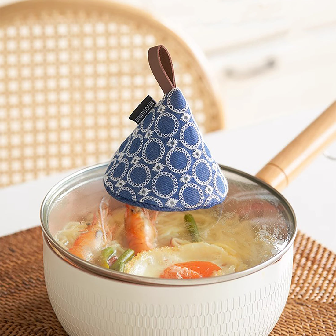 Couvre-casserole brodé à la main
