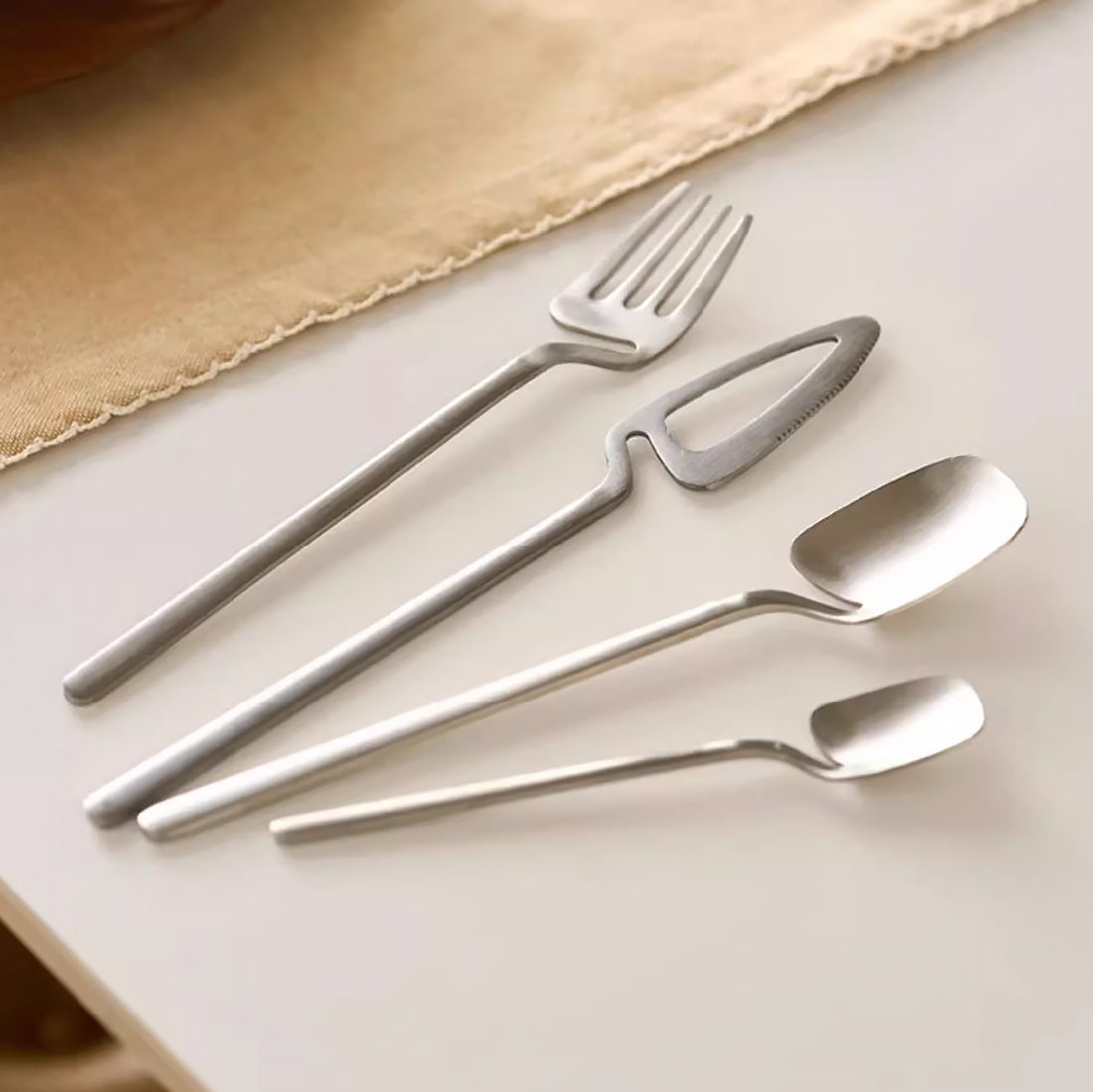Couverts minimalistes en acier inoxydable avec design suspendu