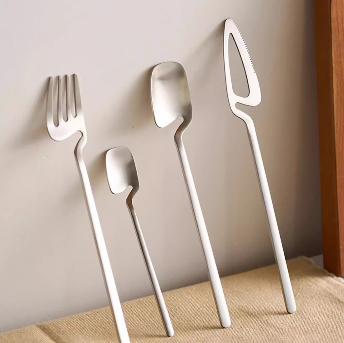 Couverts minimalistes en acier inoxydable avec design suspendu