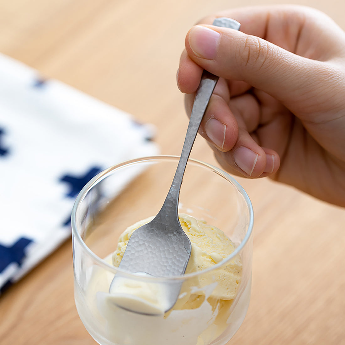 Cuillère à dessert martelée en acier inoxydable Shimoyama