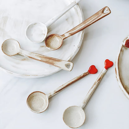 Cuillère artisanale en grès avec cœur rouge