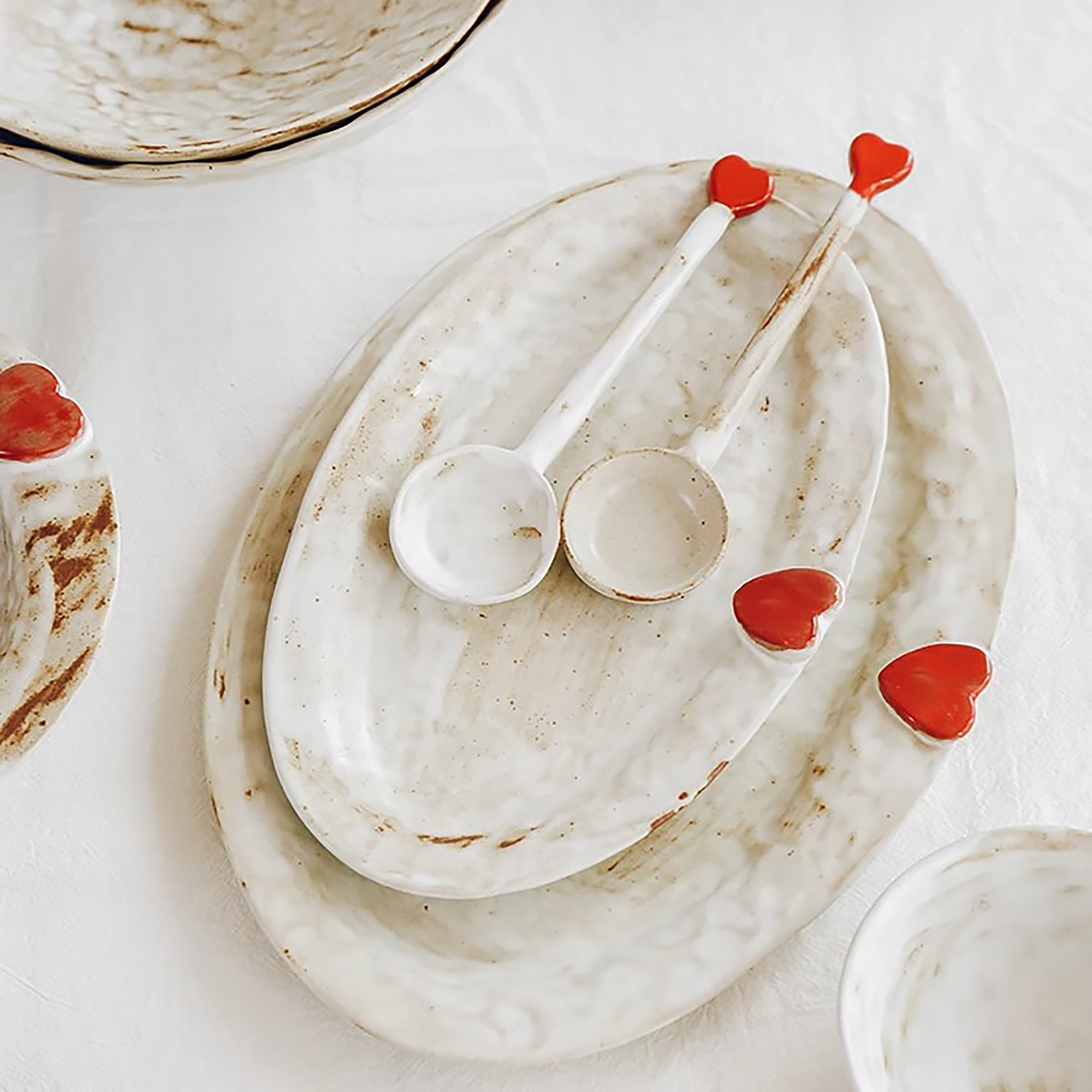 Cuillère artisanale en grès avec cœur rouge
