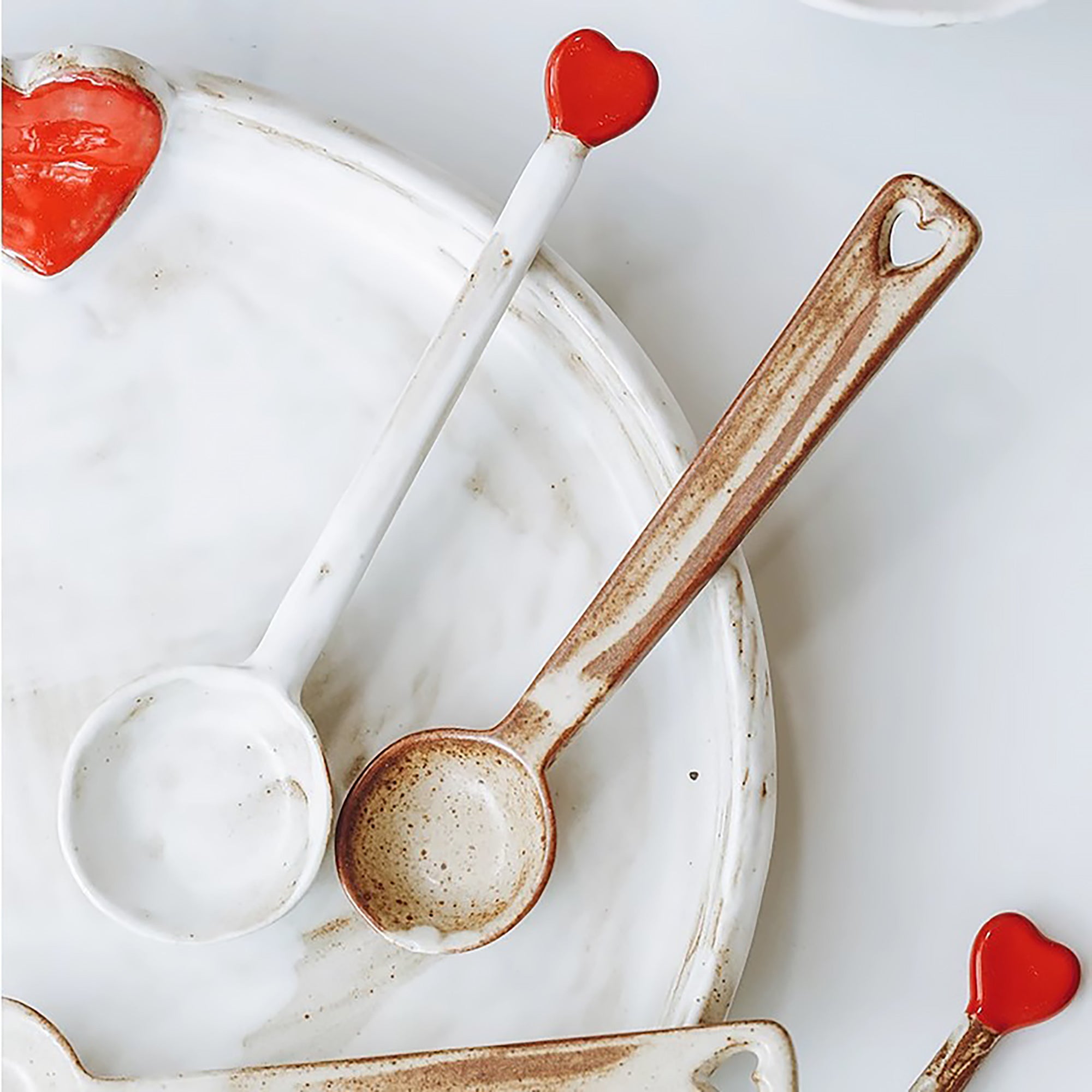 Cuillère artisanale en grès avec cœur rouge