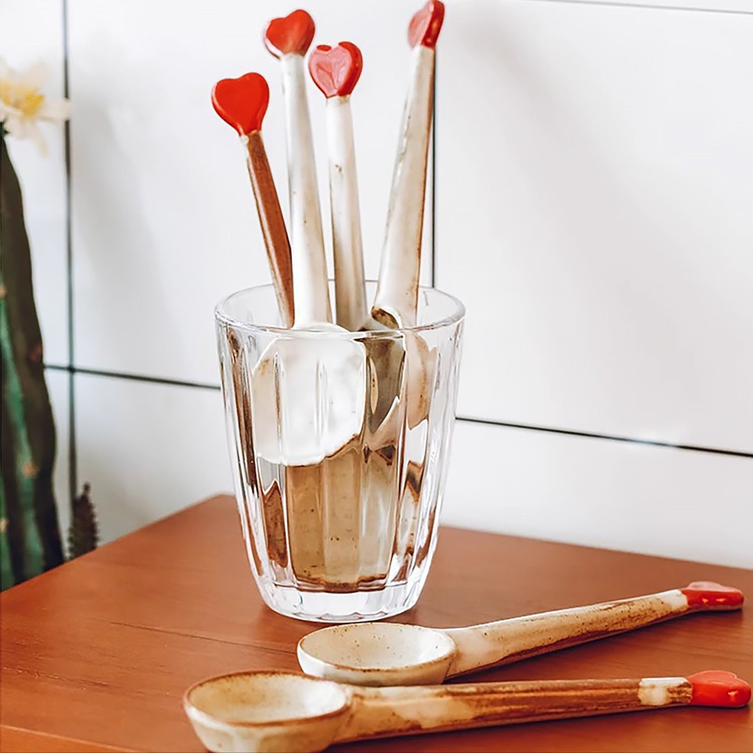 Cuillère artisanale en grès avec cœur rouge