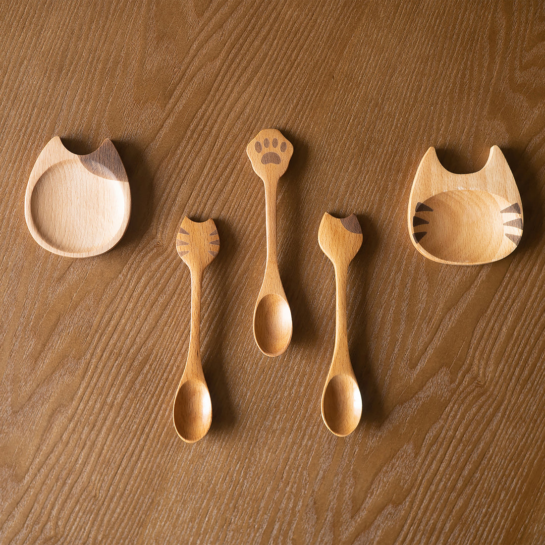 Cuillère et assiette en bois avec motif de chat