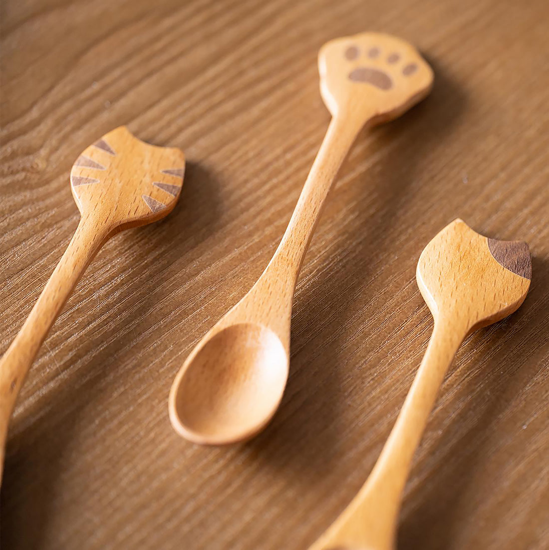 Cuillère et assiette en bois avec motif de chat