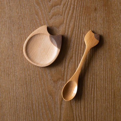 Cuillère et assiette en bois avec motif de chat