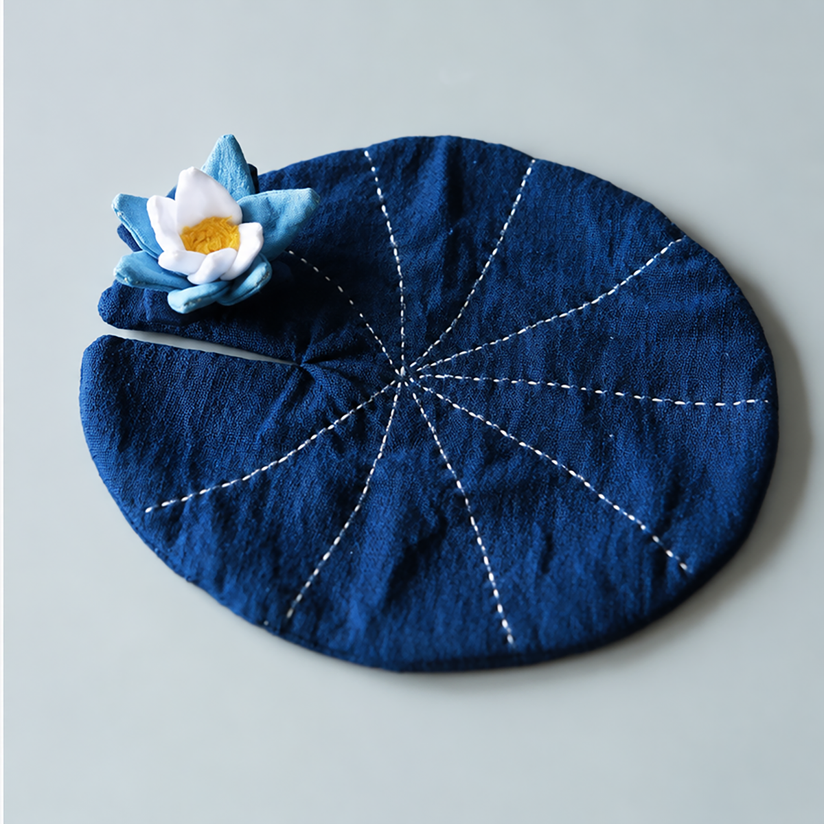 Dessous de tasse en coton indigo naturel avec motif feuille de lotus