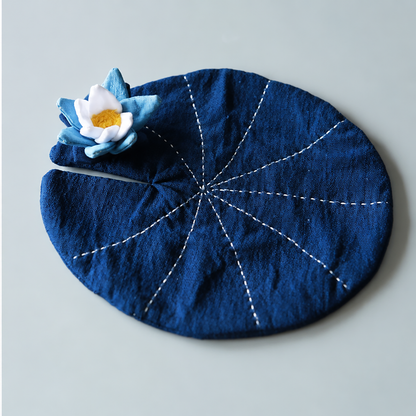 Dessous de tasse en coton indigo naturel avec motif feuille de lotus