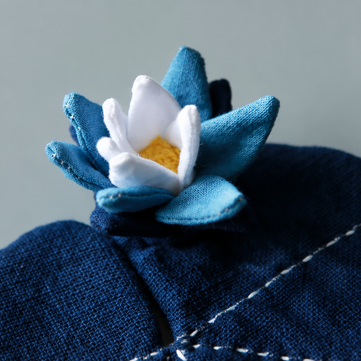 Dessous de tasse en coton indigo naturel avec motif feuille de lotus
