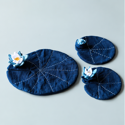 Dessous de tasse en coton indigo naturel avec motif feuille de lotus
