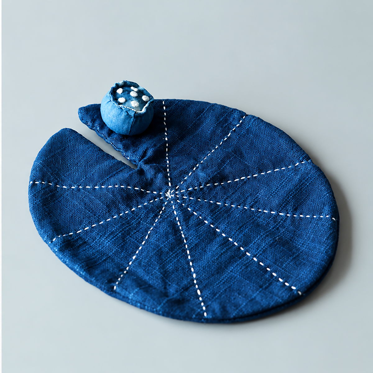 Dessous de tasse en coton indigo naturel avec motif feuille de lotus