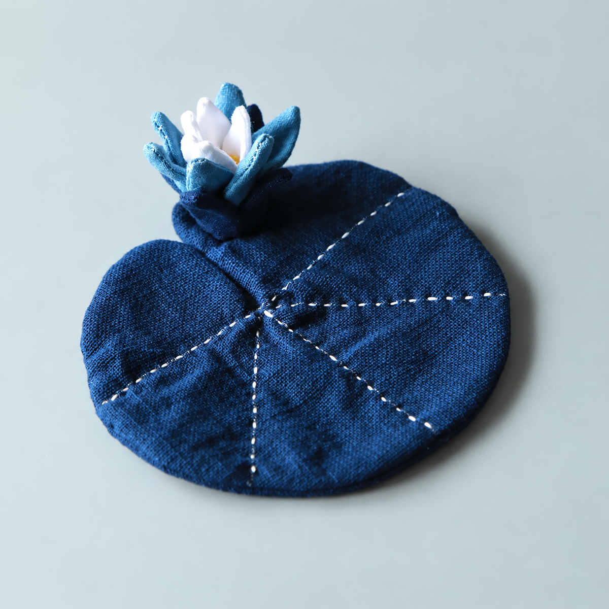 Dessous de tasse en coton indigo naturel avec motif feuille de lotus