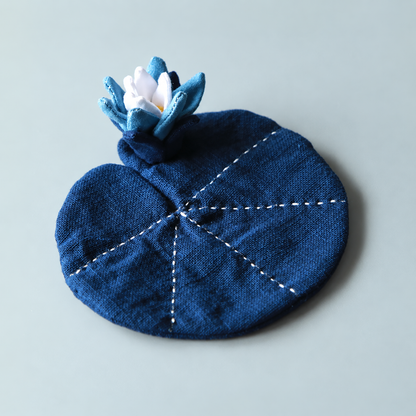 Dessous de tasse en coton indigo naturel avec motif feuille de lotus