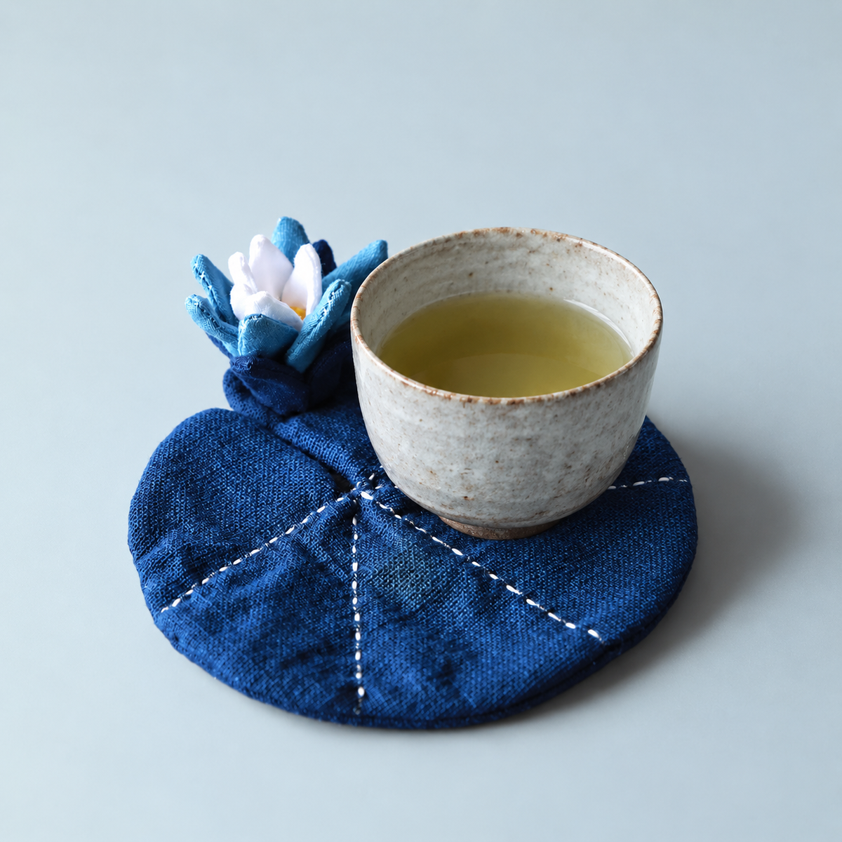 Dessous de tasse en coton indigo naturel avec motif feuille de lotus