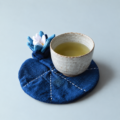 Dessous de tasse en coton indigo naturel avec motif feuille de lotus