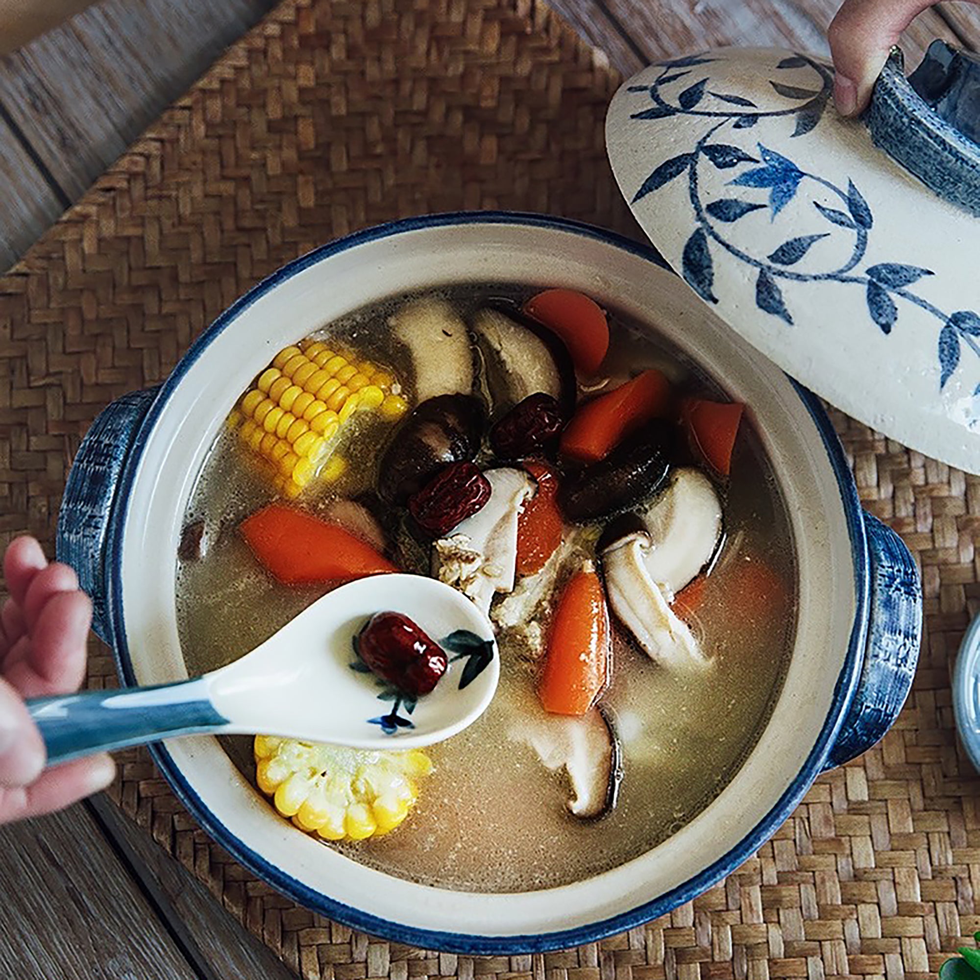 Donabe Banko-yaki motif Karakusa