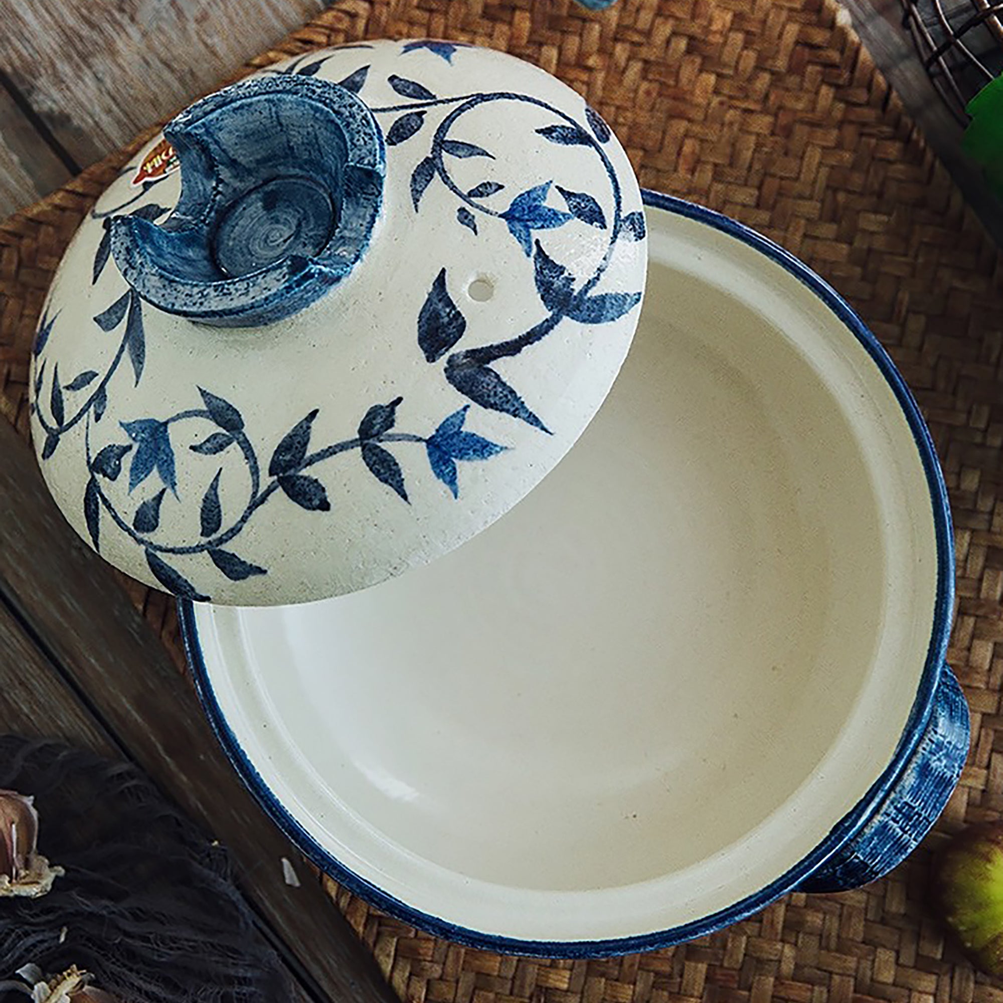 Donabe Banko-yaki motif Karakusa