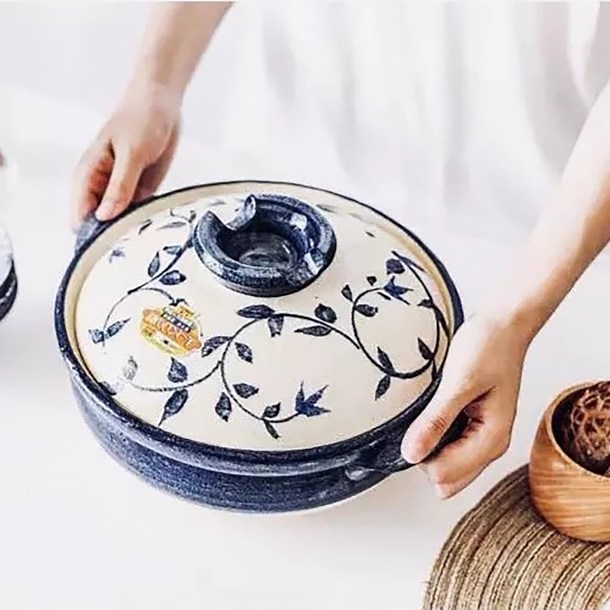 Donabe Banko-yaki motif Karakusa