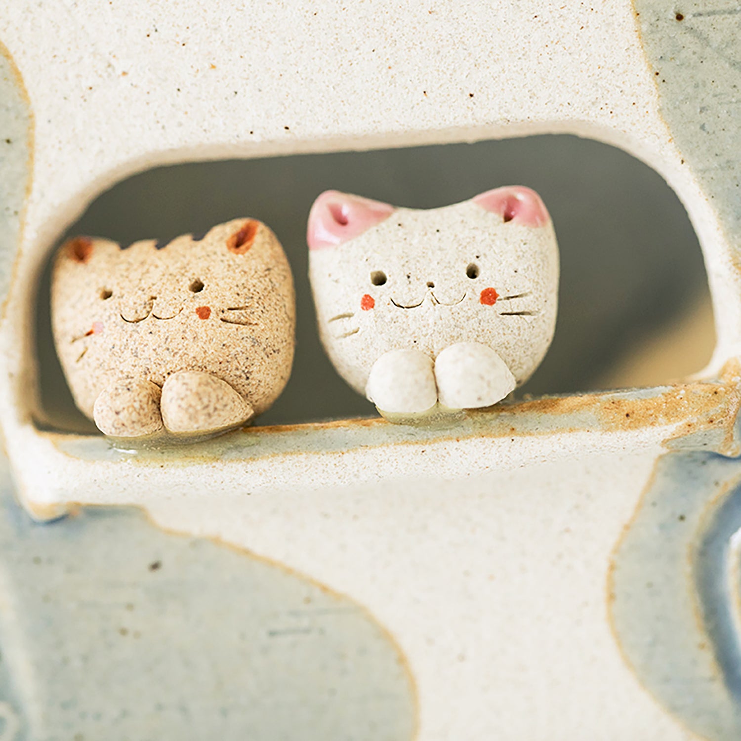 Porte-encens en céramique de Seto avec chat en relief
