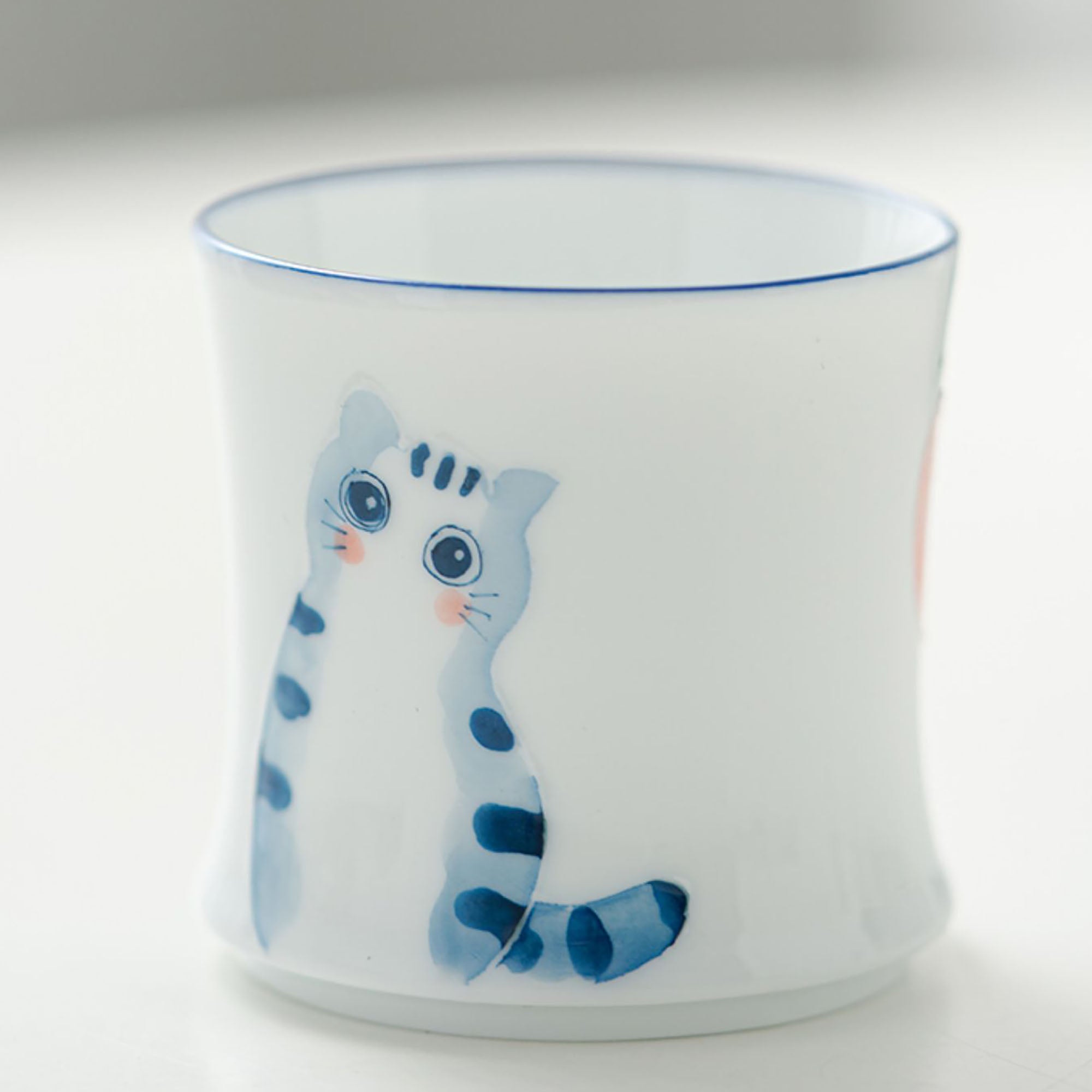 Ensemble de théière en porcelaine blanche avec motif de chat mignon