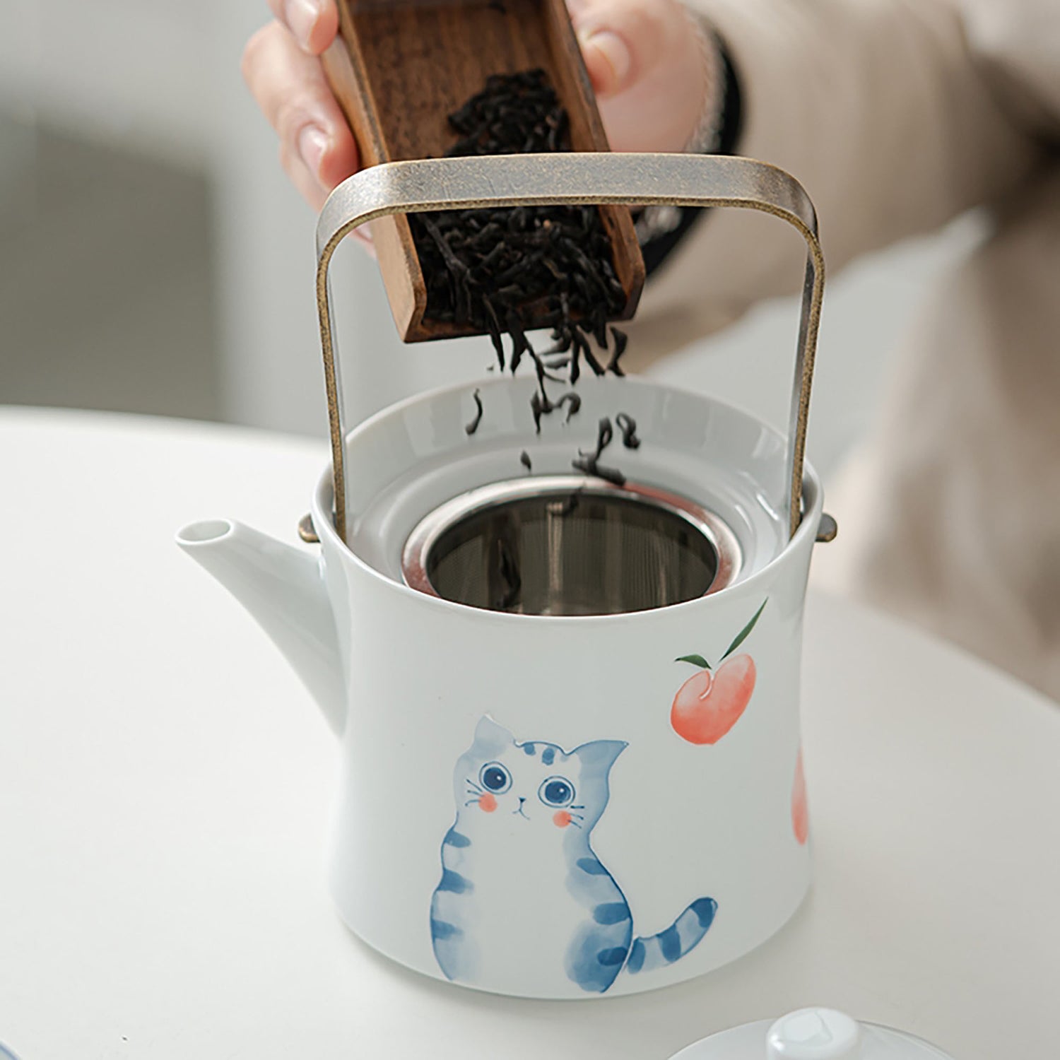 Ensemble de théière en porcelaine blanche avec motif de chat mignon