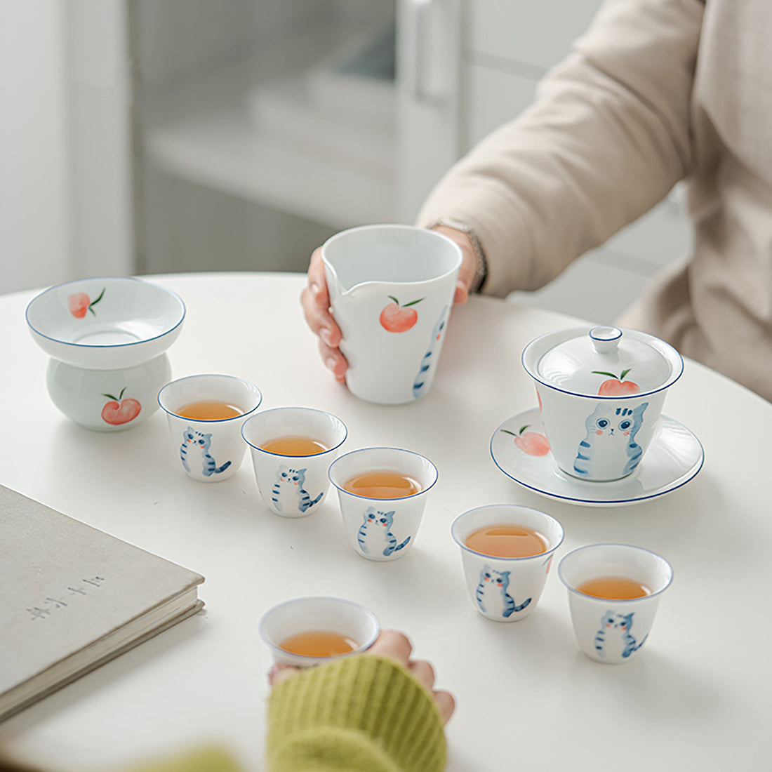 Ensemble de gaiwan en porcelaine blanche avec motif de chat mignon