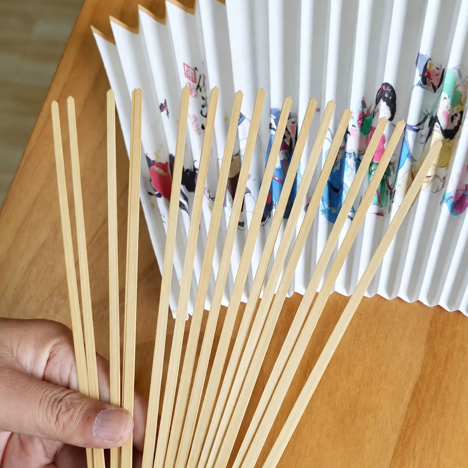 Éventail pliant artisanal chinois en papier Xuan et bambou d’Anji