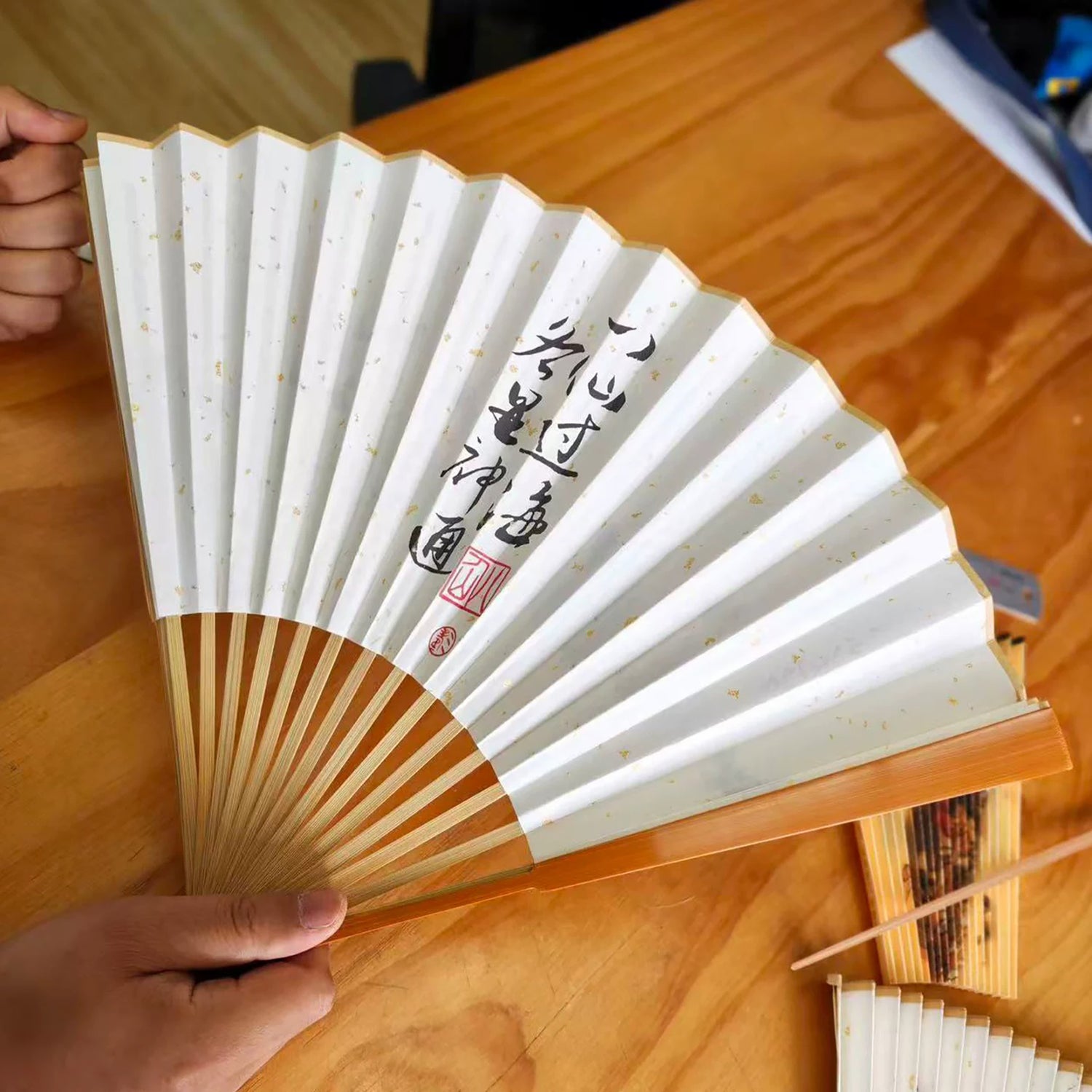 Éventail pliant artisanal chinois en papier Xuan et bambou d’Anji