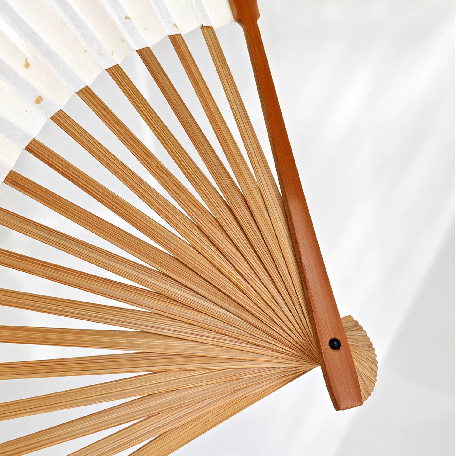 Éventail pliant artisanal chinois en papier Xuan et bambou d’Anji