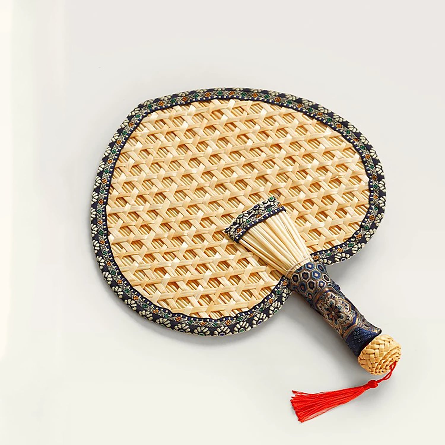 Éventail traditionnel tressé en paille