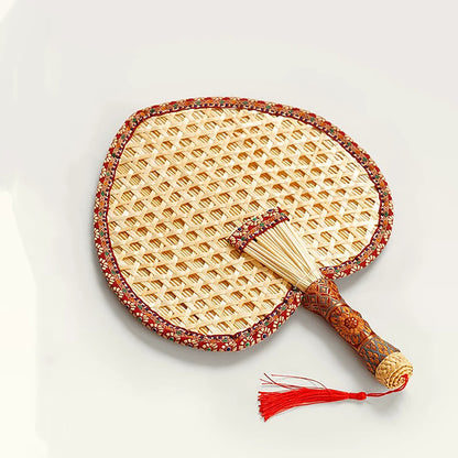 Éventail traditionnel tressé en paille