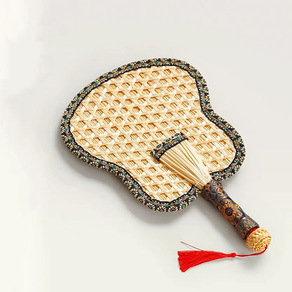 Éventail traditionnel tressé en paille