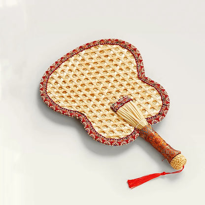 Éventail traditionnel tressé en paille
