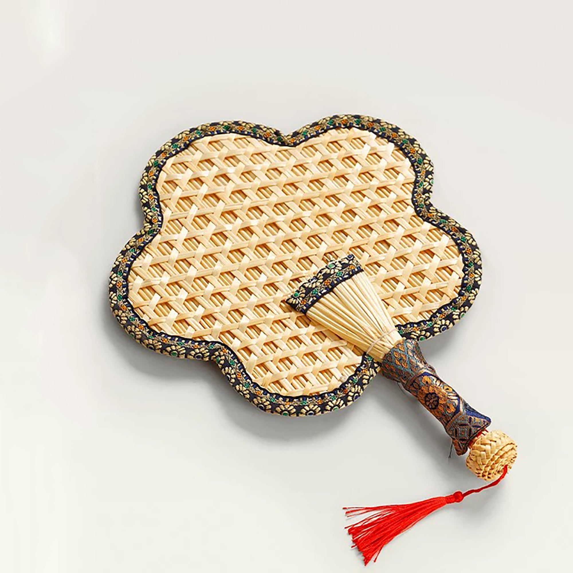 Éventail traditionnel tressé en paille