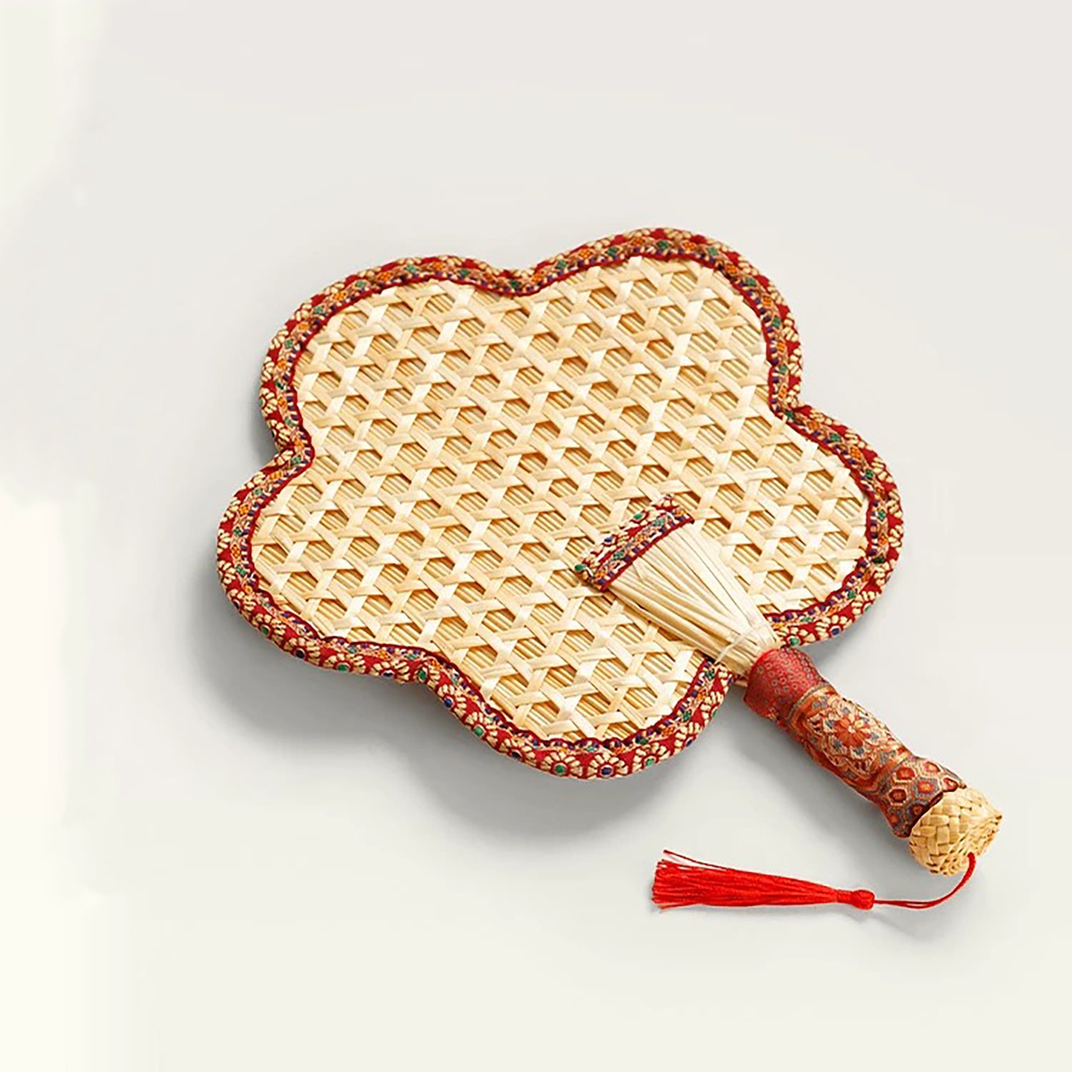 Éventail traditionnel tressé en paille