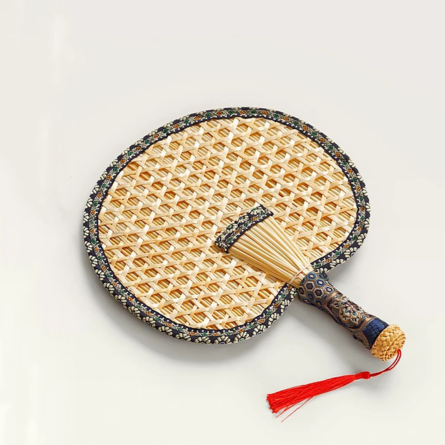 Éventail traditionnel tressé en paille