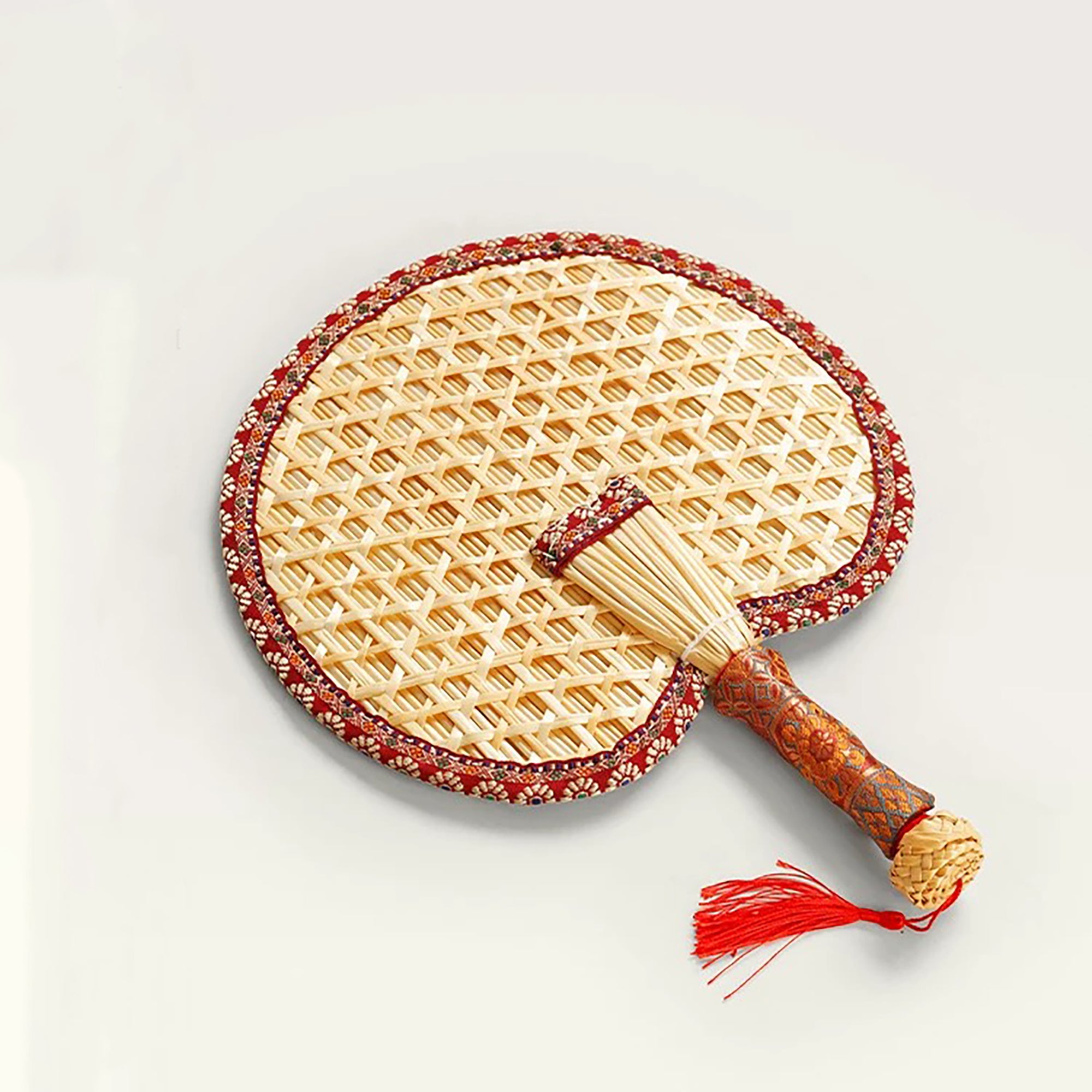 Éventail traditionnel tressé en paille