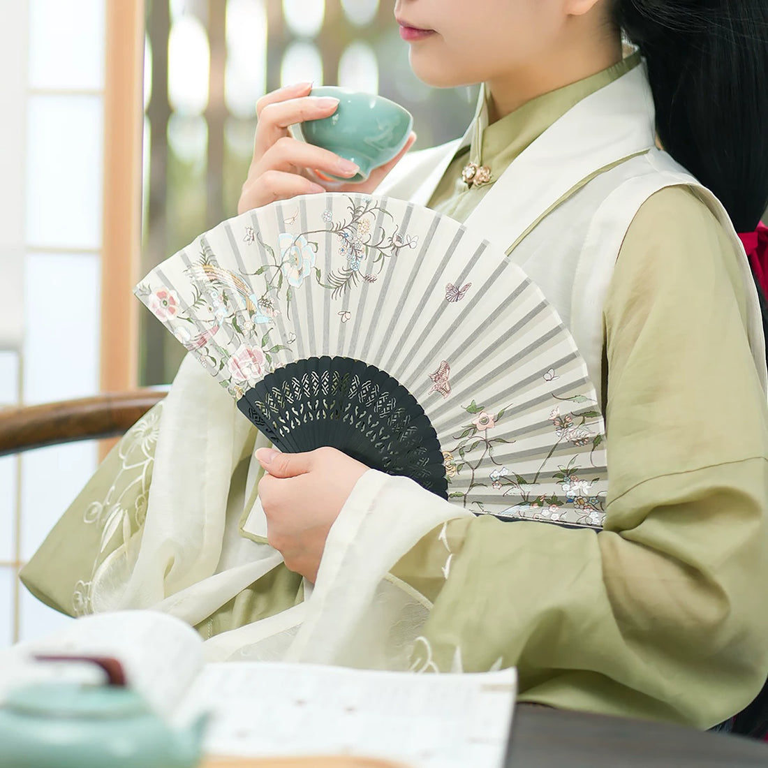 Éventail pliant Guang Embroidery Fleurs &amp; Papillons