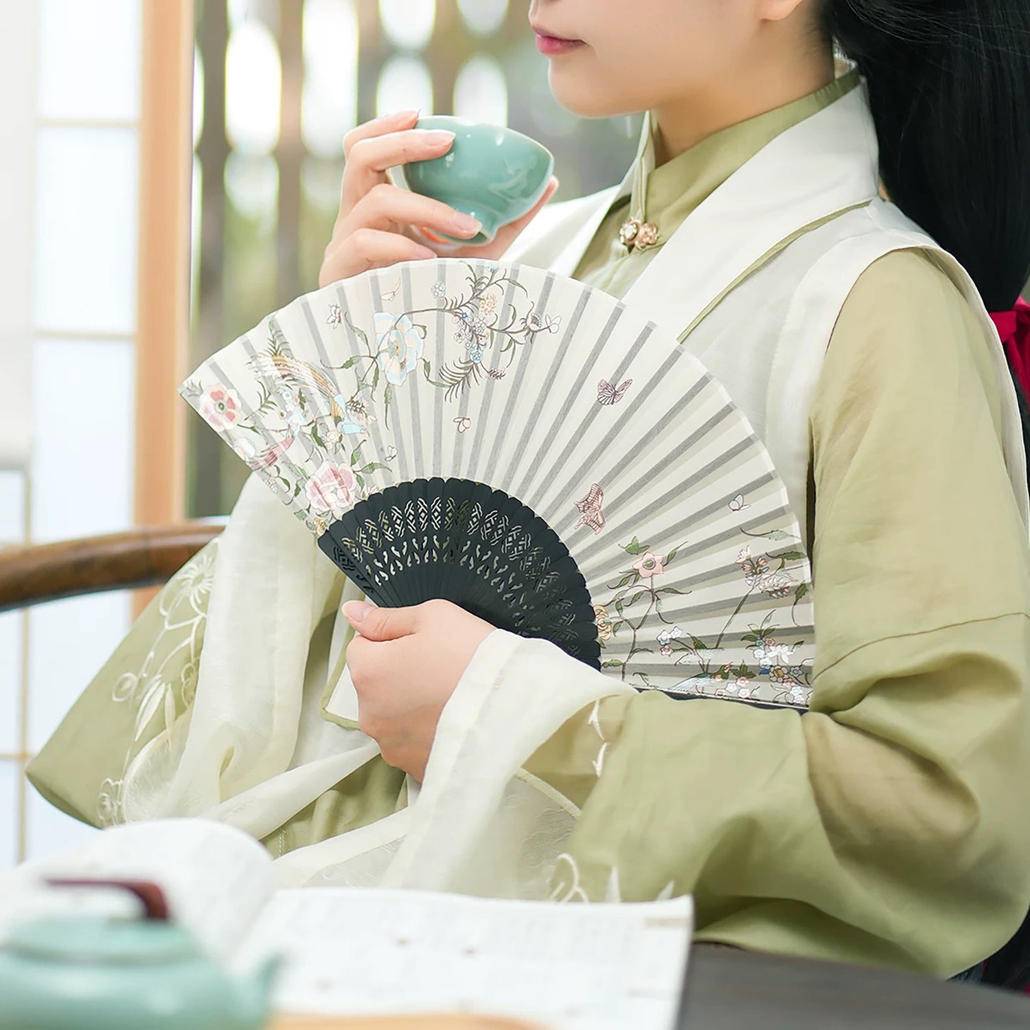 Éventail pliant Guang Embroidery Fleurs &amp; Papillons