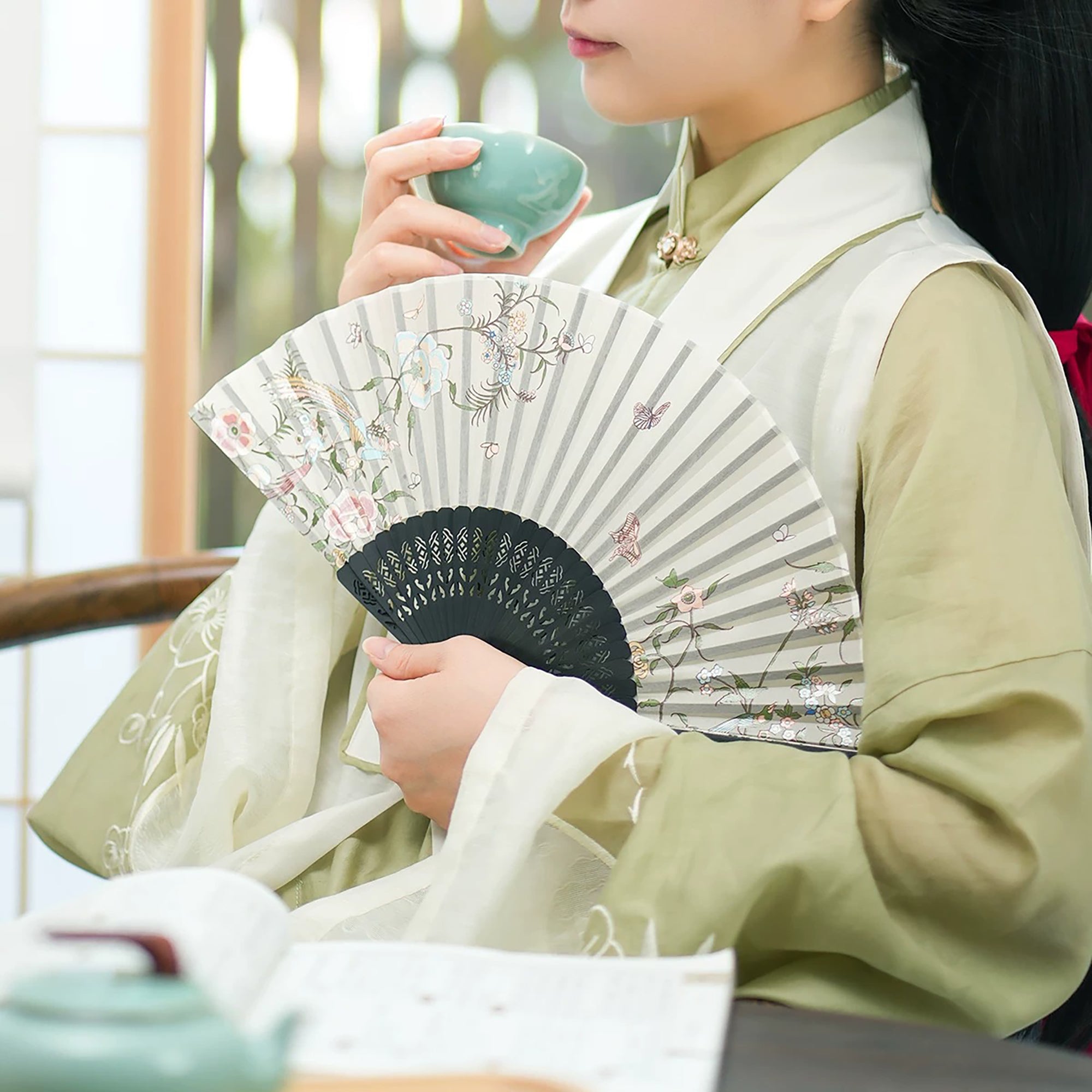 Éventail pliant Guang Embroidery Fleurs &amp; Papillons