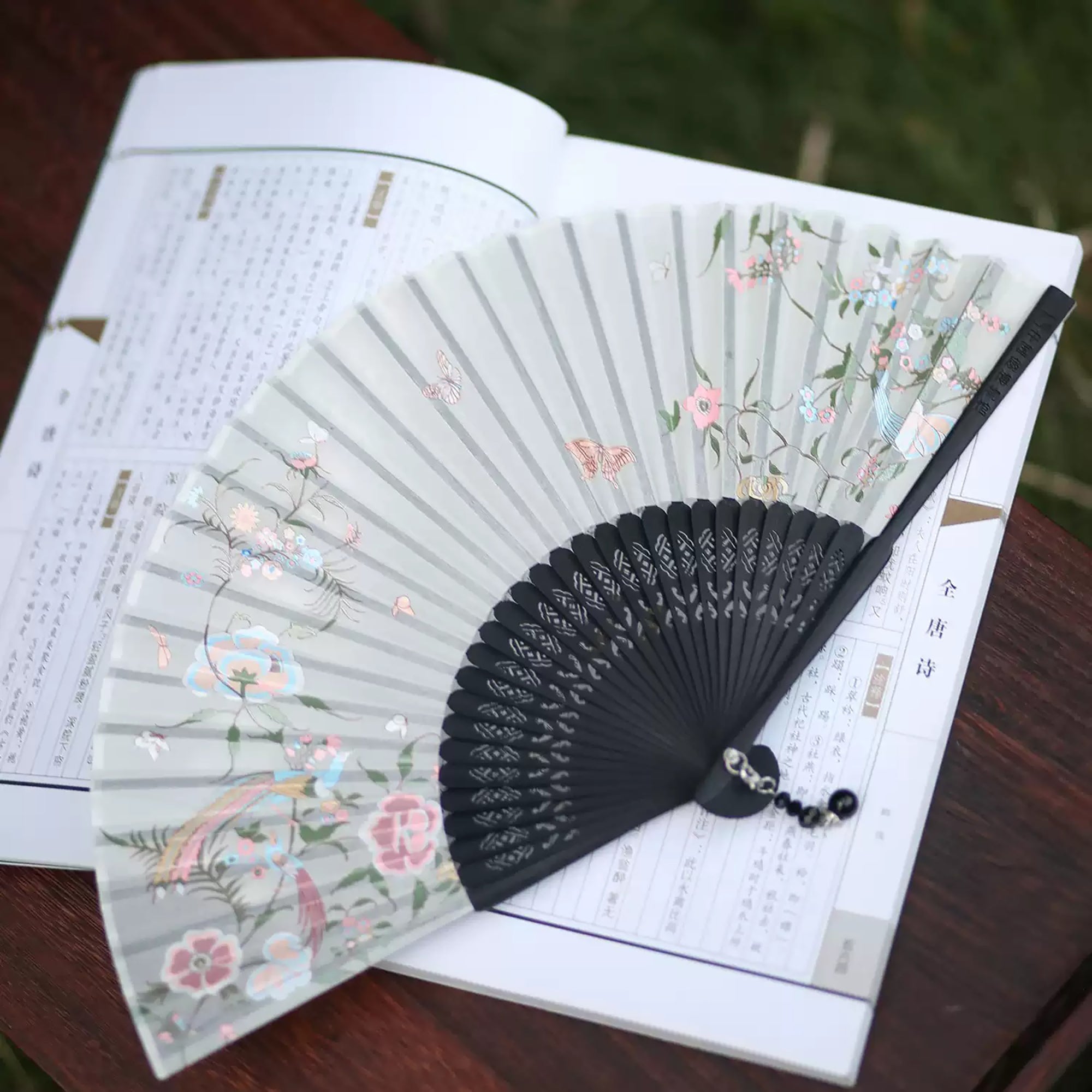 Éventail pliant Guang Embroidery Fleurs &amp; Papillons
