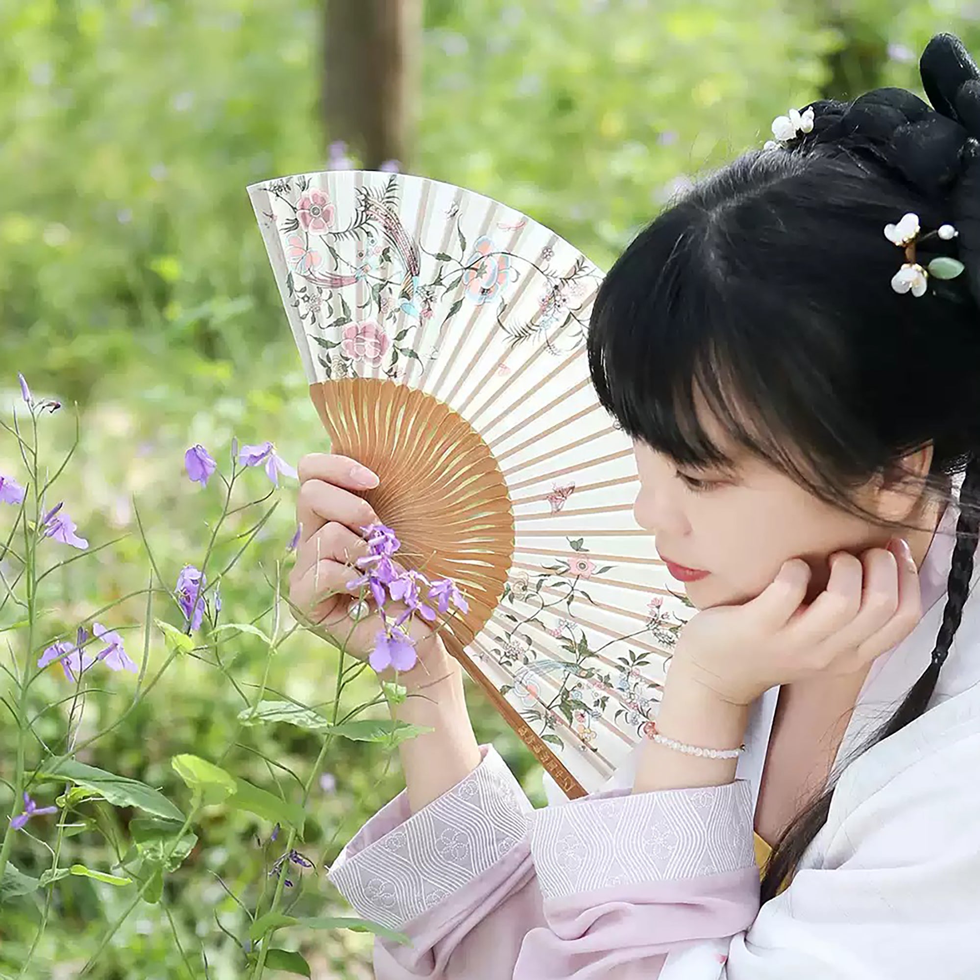 Éventail pliant Guang Embroidery Fleurs &amp; Papillons