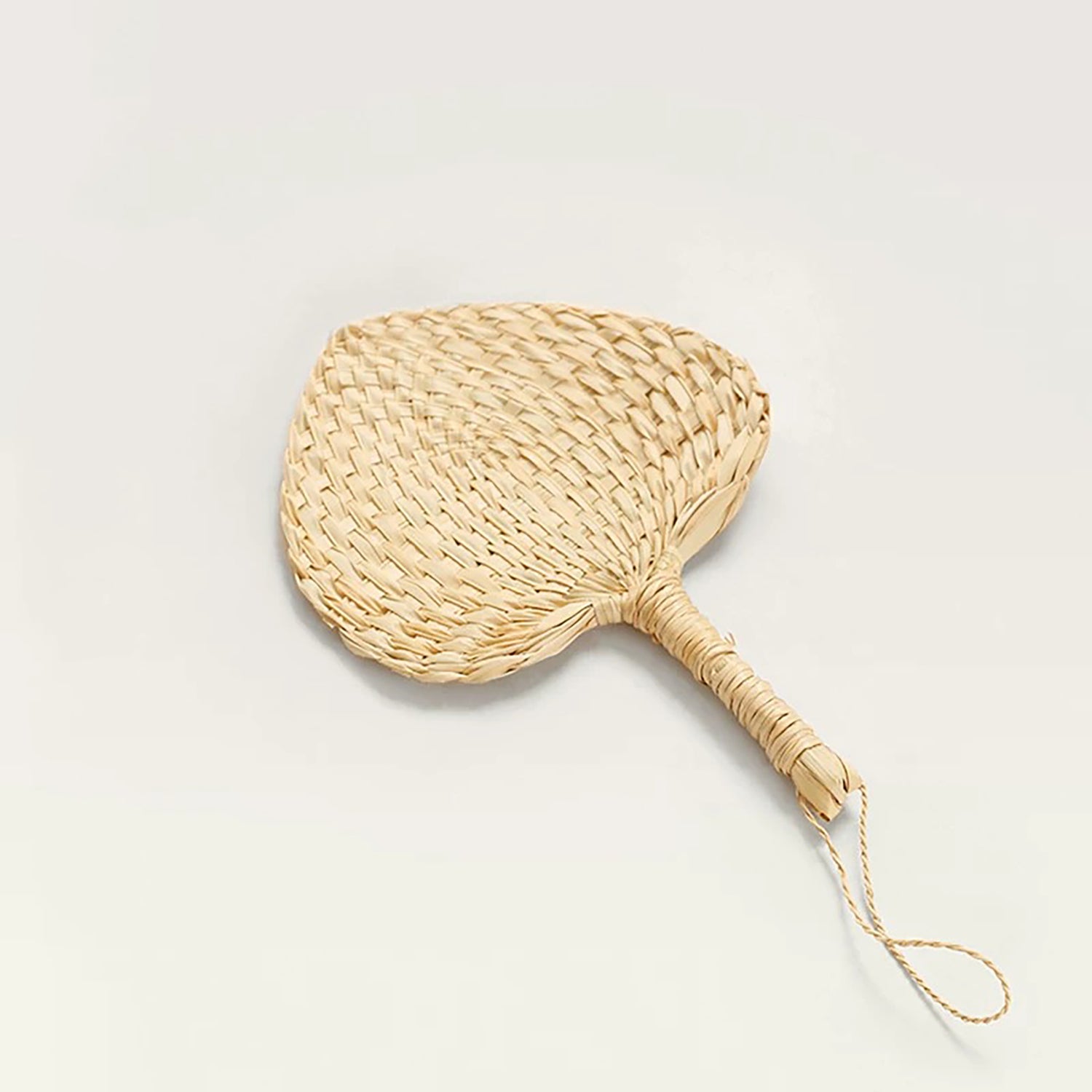 Éventail traditionnel en feuille de palmier tressée 